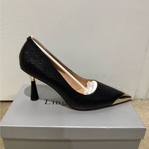 Black Textured Gold Pointed Toe Heels With Sculptured Heel